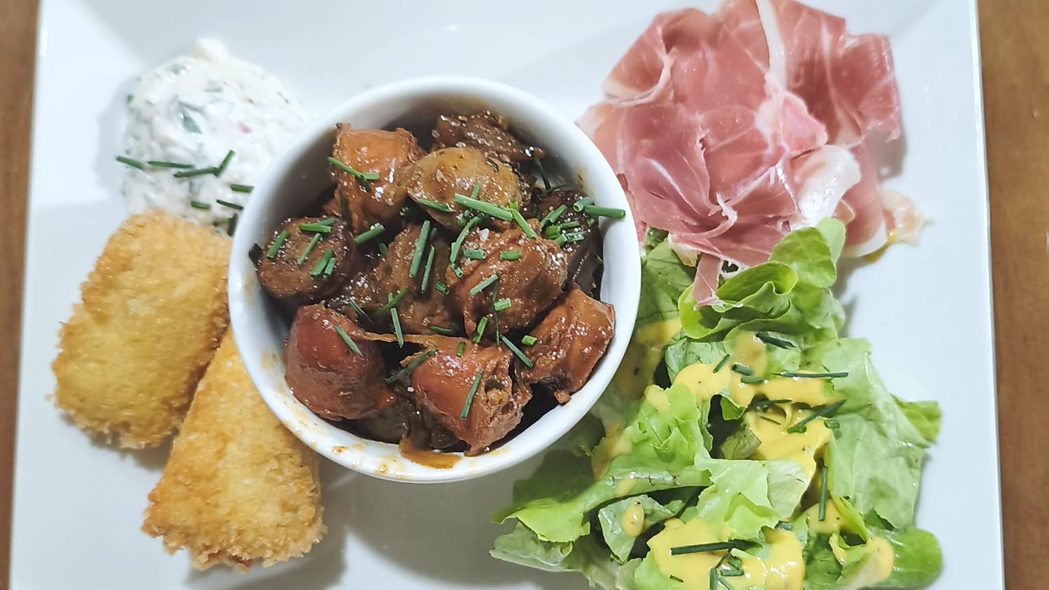 Assiette de tapas du Rendez-vous : patatas bravas, jambon cru, camembert pané et salade