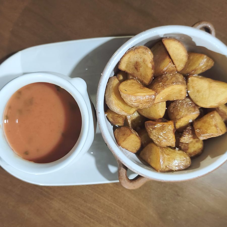 Patatas bravas et leur sauce, servies en cocotte