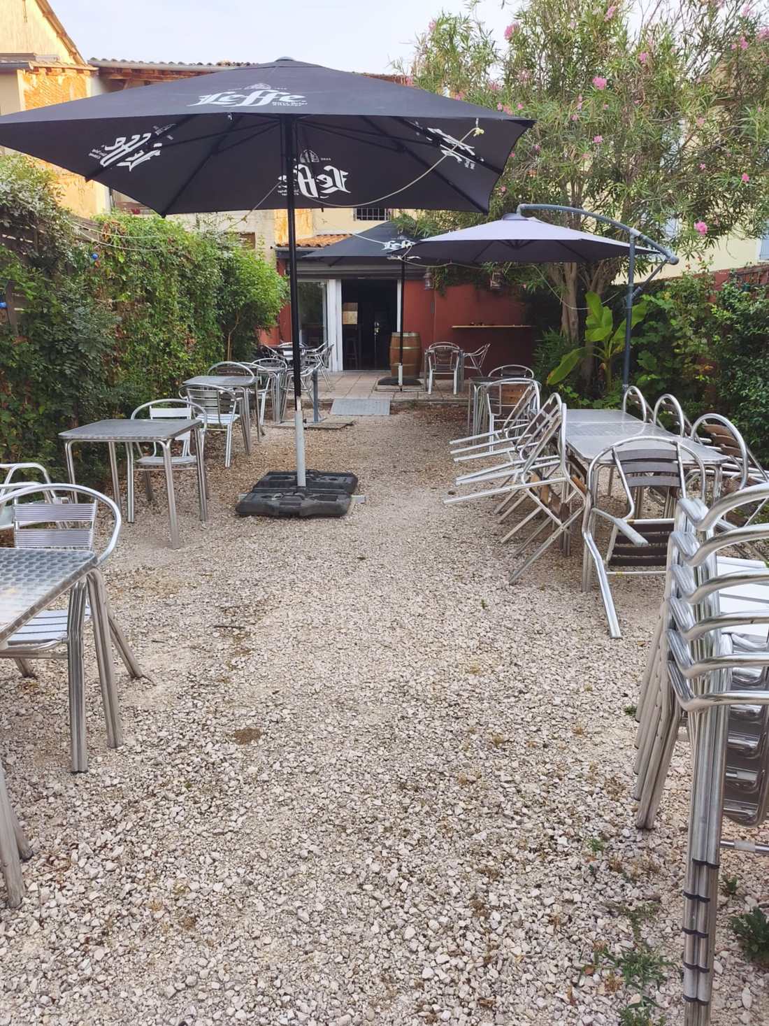 Les tables du patio du Rendez-vous prêtes pour un groupe